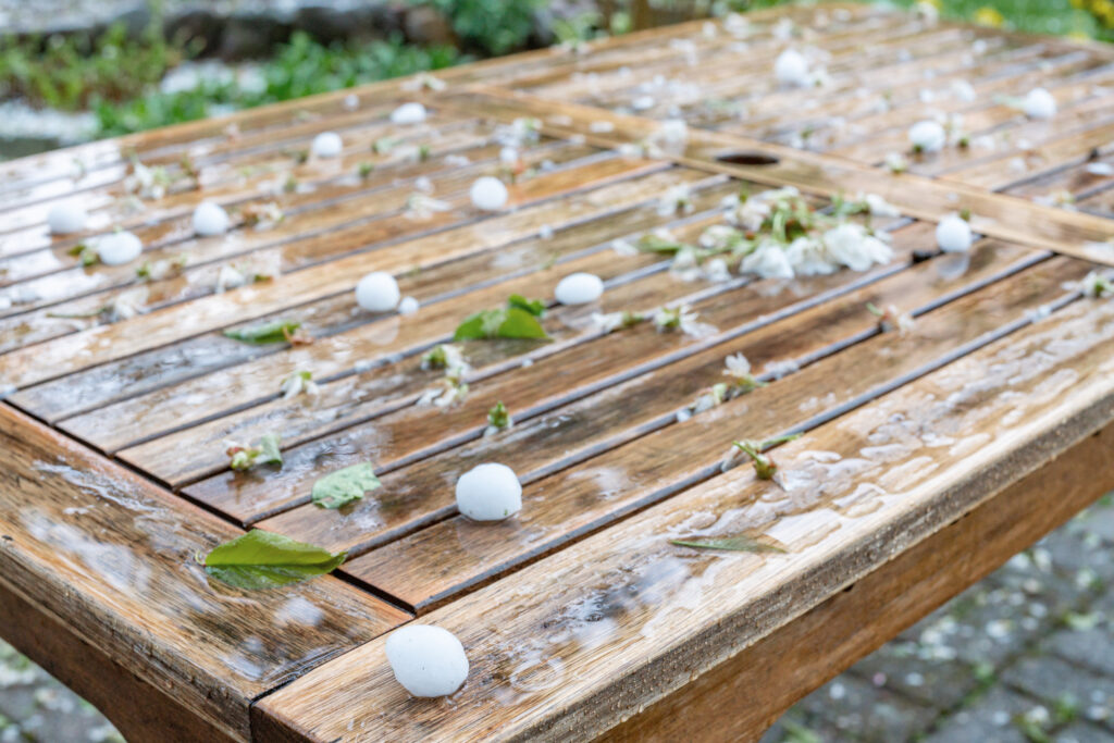 Dicke Hagelkörner auf Terrassentisch