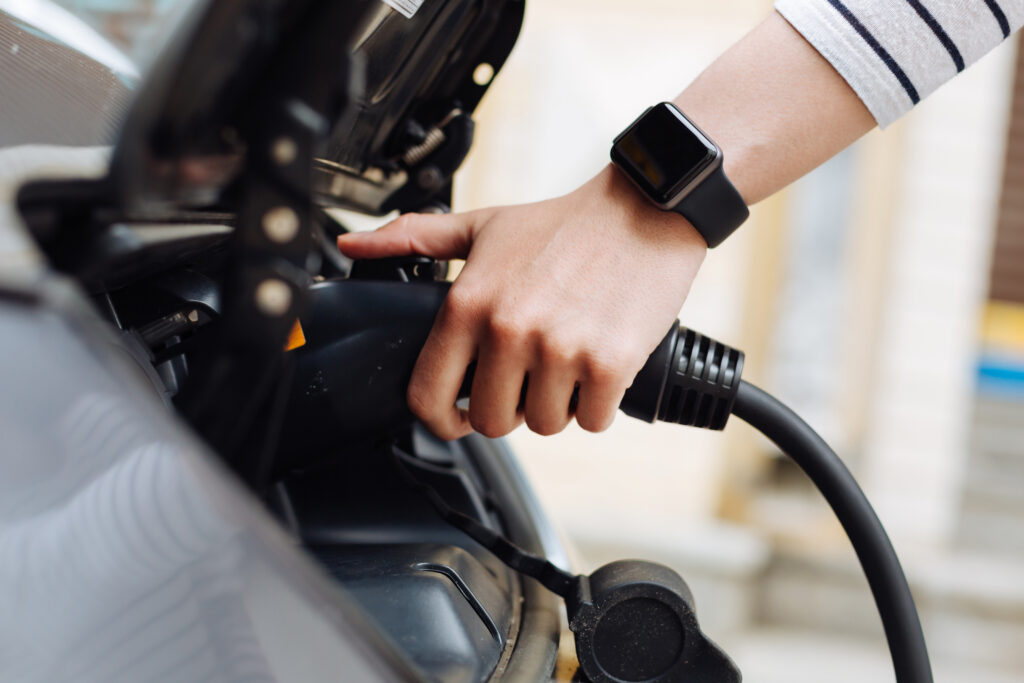 Elektroauto wird aufgeladen