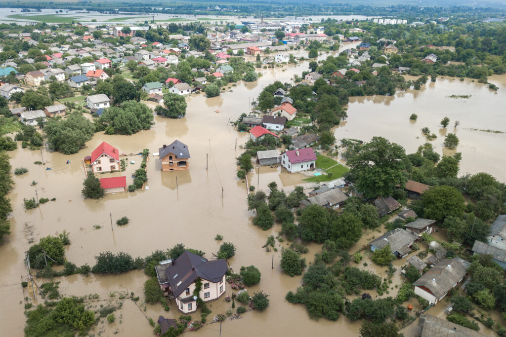Ein Dorf steht unter Wasser