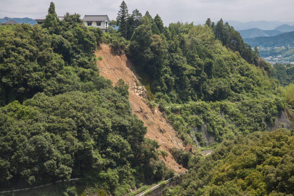 Erdrutsch an einem Abhang, der die Straße verschüttet