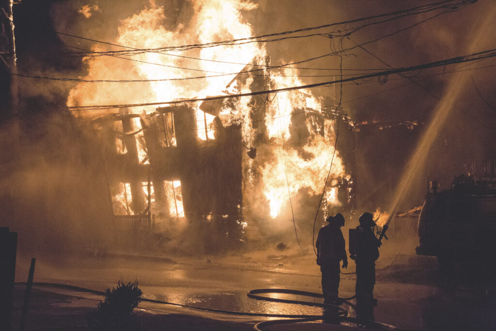 Feuerwehr löscht brennendes Haus